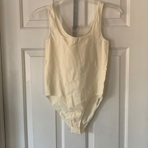 Skims essential bodysuit in L/XL in an off white color